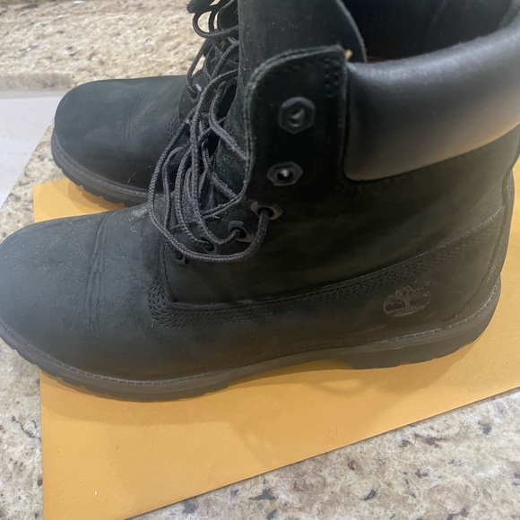Classic all black timberland boots. Women 9.5 good condition - Picture 2 of 4